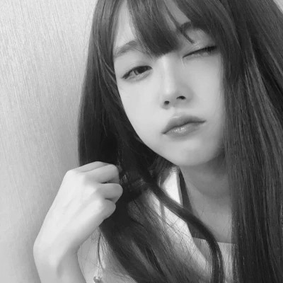 黑白女生微信头像