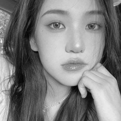 黑白女生微信头像