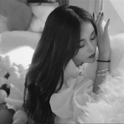 黑白女生微信头像