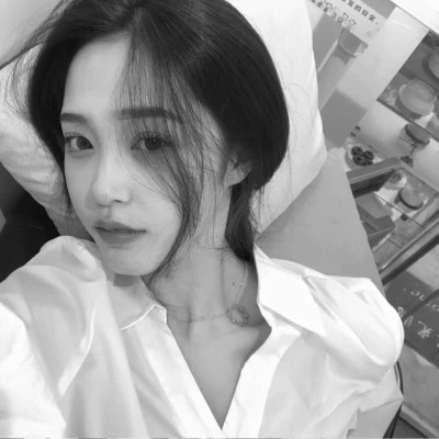 黑白女生微信头像