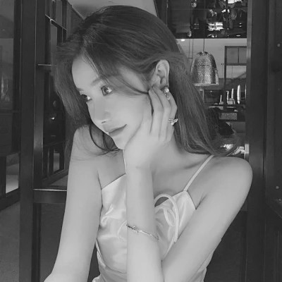 黑白女生微信头像