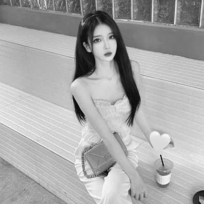 黑白女生微信头像