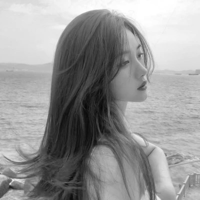 黑白女生微信头像