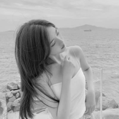 黑白女生微信头像