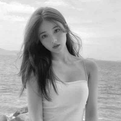 黑白女生微信头像