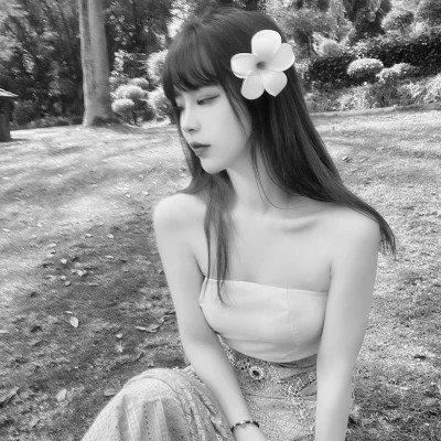 黑白女生微信头像