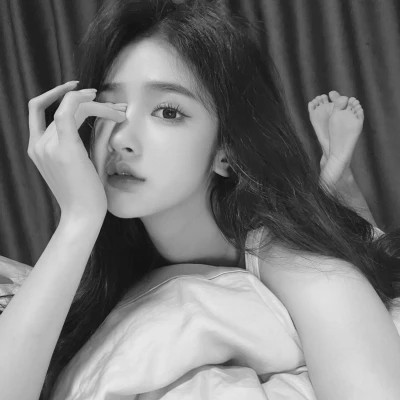 黑白女生微信头像