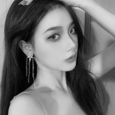 黑白女生微信头像
