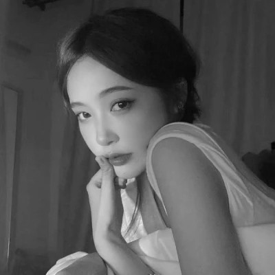 黑白女生微信头像