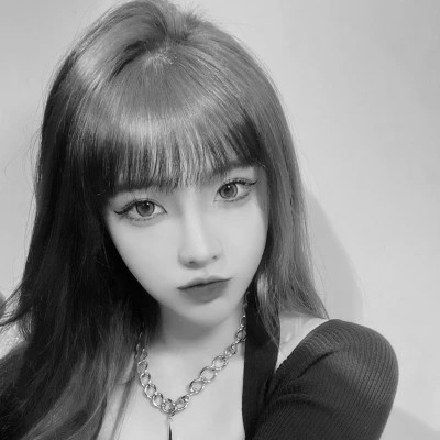 黑白女生微信头像