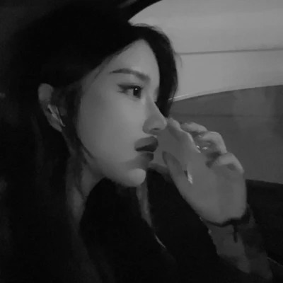 黑白女生微信头像
