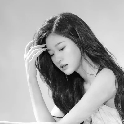 黑白女生微信头像