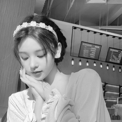 黑白女生微信头像