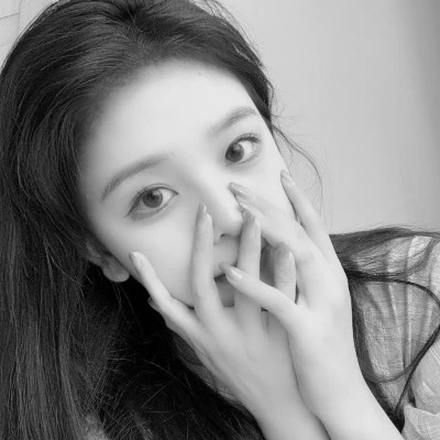 黑白女生微信头像