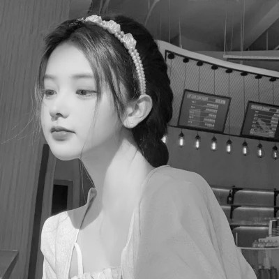 黑白女生微信头像
