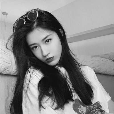 黑白女生微信头像