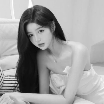 黑白女生微信头像