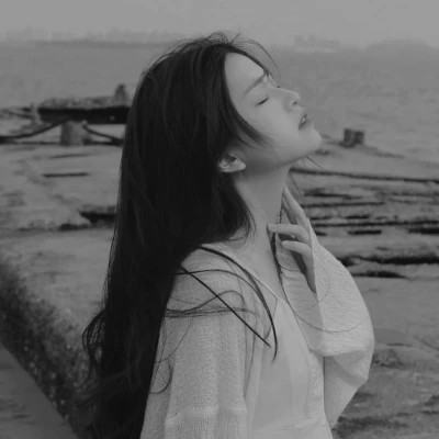 黑白女生微信头像