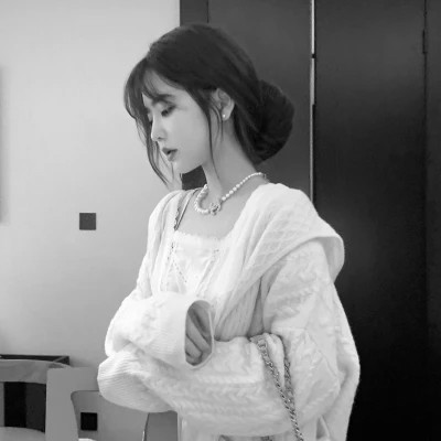黑白女生微信头像