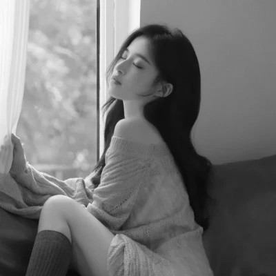 黑白女生微信头像