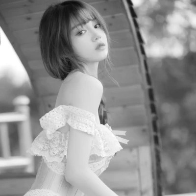 黑白女生微信头像
