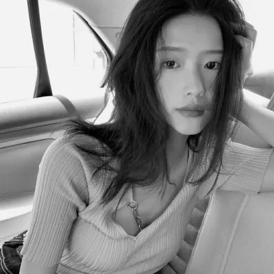 黑白女生微信头像