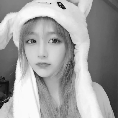 小众黑白ins风真人头像女