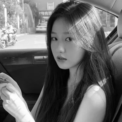 小众黑白ins风真人头像女