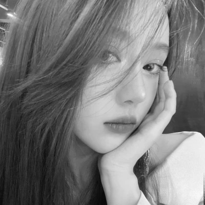 小众黑白ins风真人头像女