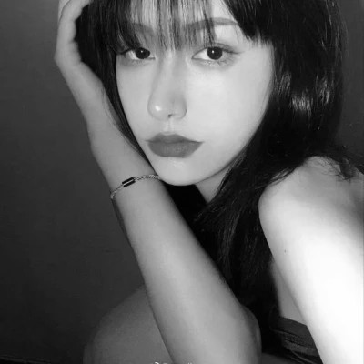 小众黑白ins风真人头像女