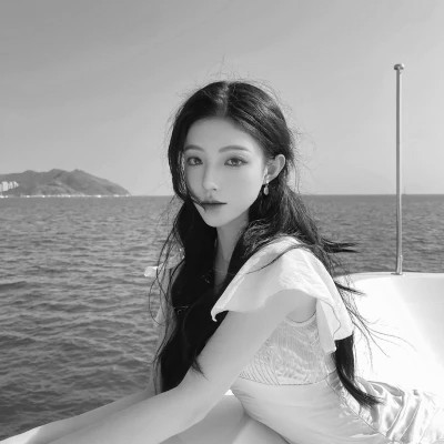 小众黑白ins风真人头像女