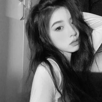 小众黑白ins风真人头像女
