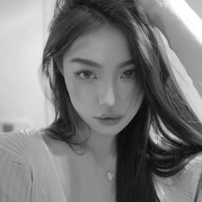 小众黑白ins风真人头像女