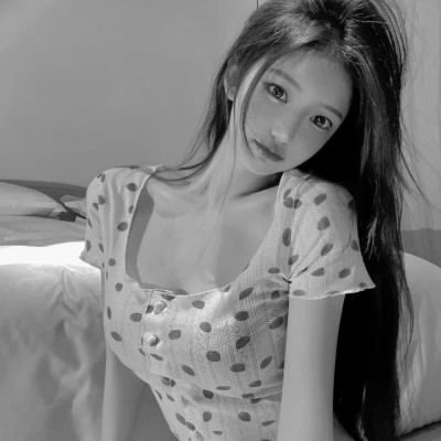 小众黑白ins风真人头像女