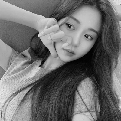 小众黑白ins风真人头像女