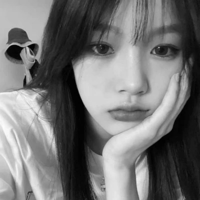 小众黑白ins风真人头像女