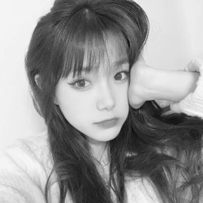 小众黑白ins风真人头像女
