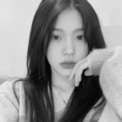 小众黑白ins风真人头像女