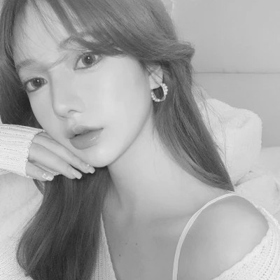 小众黑白ins风真人头像女