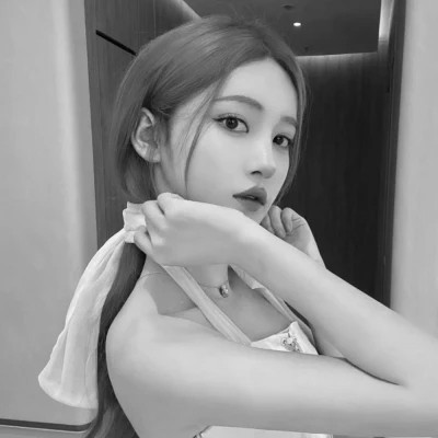 小众黑白ins风真人头像女