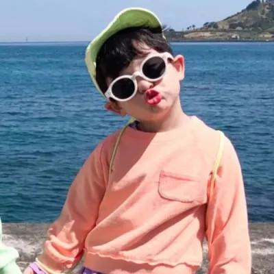 两个小孩头像一男一女