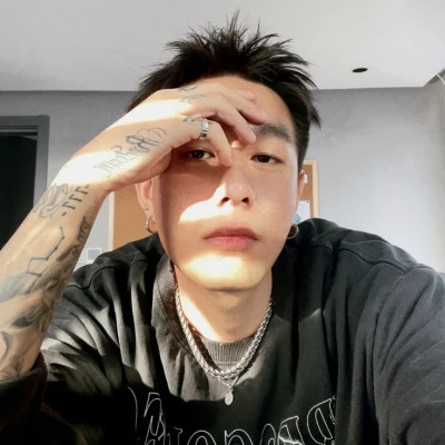 2025最火真人男生微信头像