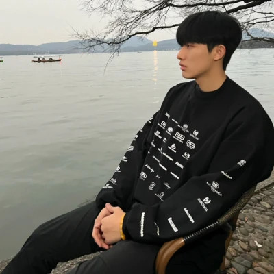 2025最火真人男生微信头像