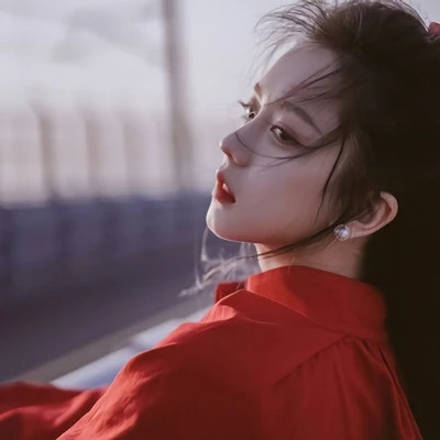 漂亮的美女穿红衣服的头像