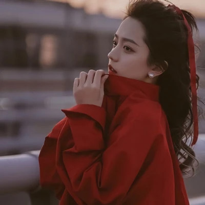漂亮的美女穿红衣服的头像