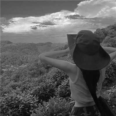 女生微信意境头像真人黑白
