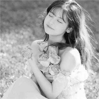 女生微信意境头像真人黑白