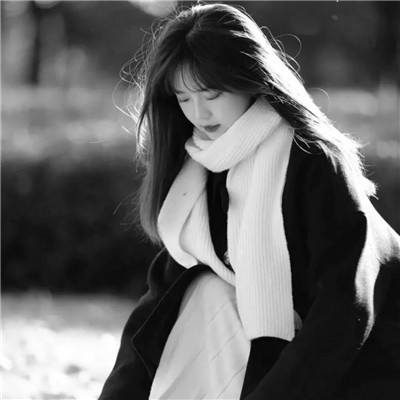 女生微信意境头像真人黑白