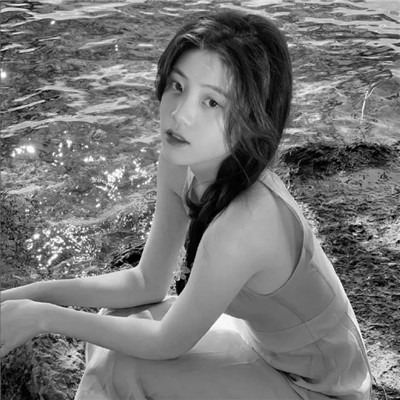 女生微信意境头像真人黑白