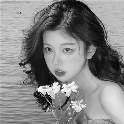 女生微信意境头像真人黑白